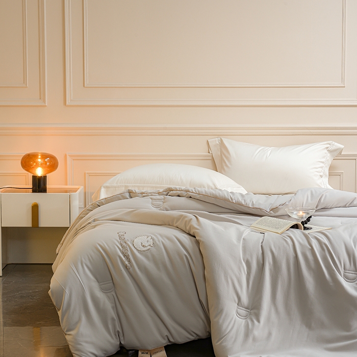 91家纺网 家纺一手货源 找家纺 丽卡家纺（原丽卡家纺） 2024新款7A抗菌艾阳棉提花知梦羊绒蛋白春秋被子被芯 雅致灰