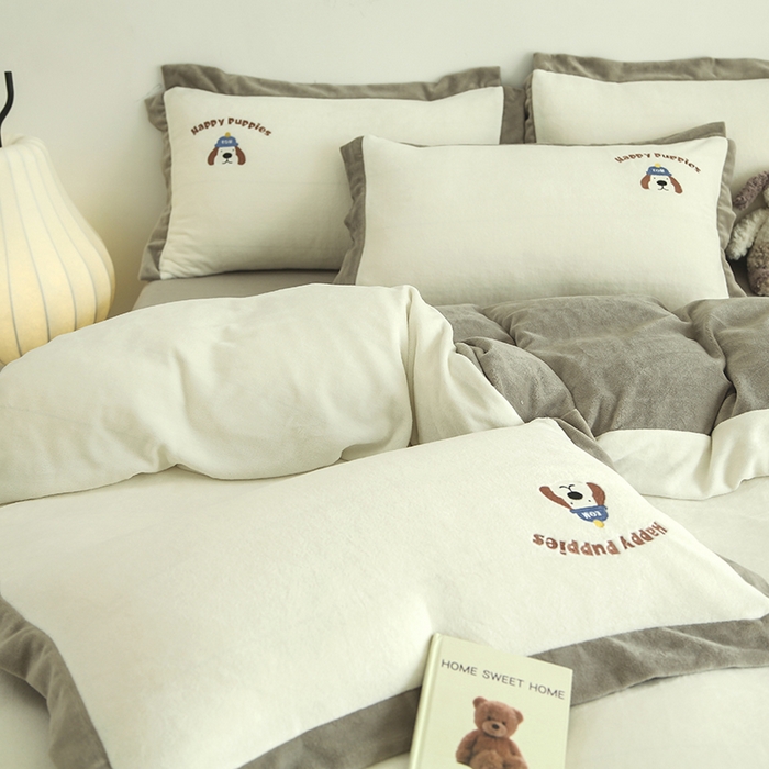 91家纺网 家纺一手货源 找家纺 大渔生活 2025新款高克重卡通牛奶绒刺绣四件套--耶耶狗 耶耶狗-白