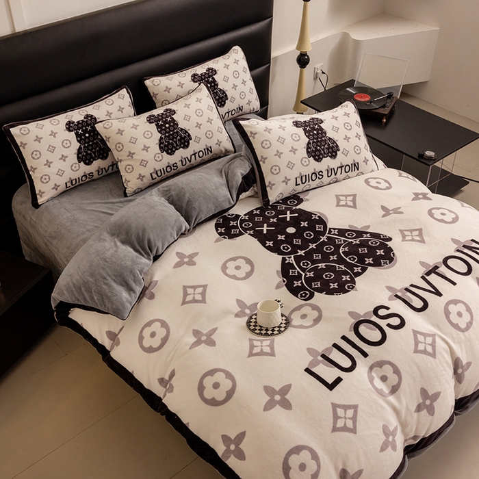 91家纺网 家纺一手货源 找家纺 摩卡（乐趣） 2024新款高克重牛奶绒大版印花四件套 熊仔白