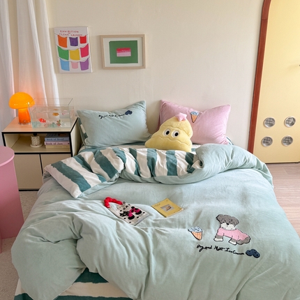 91家纺网 家纺一手货源 找家纺 （总）暖生活 2024新款230克高克重原创设计毛巾绣牛奶绒四件套