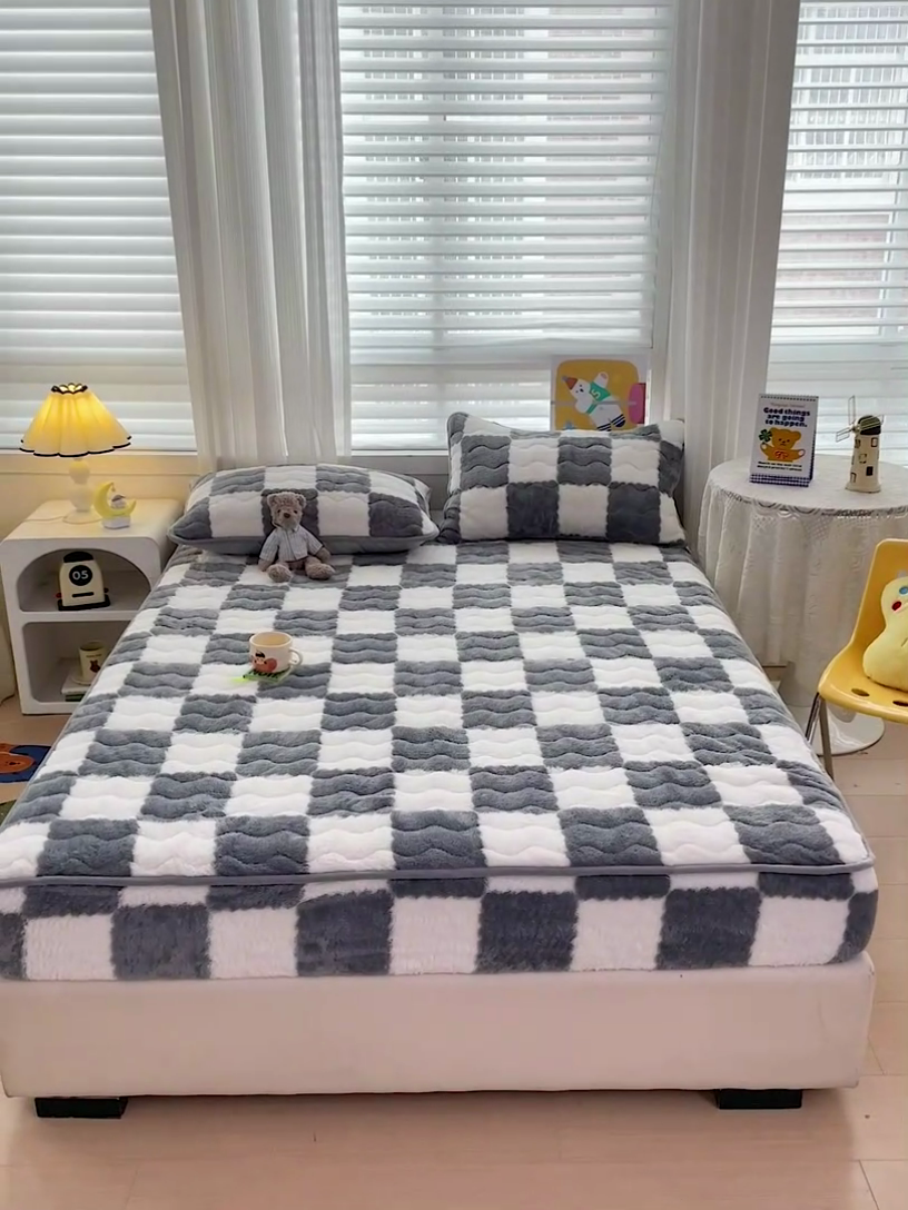 91家纺网 家纺一手货源 找家纺 叠派家纺 2024款秋冬北极绒加厚夹棉床笠三件套印花泰迪绒床垫保护罩-格子系列 灰