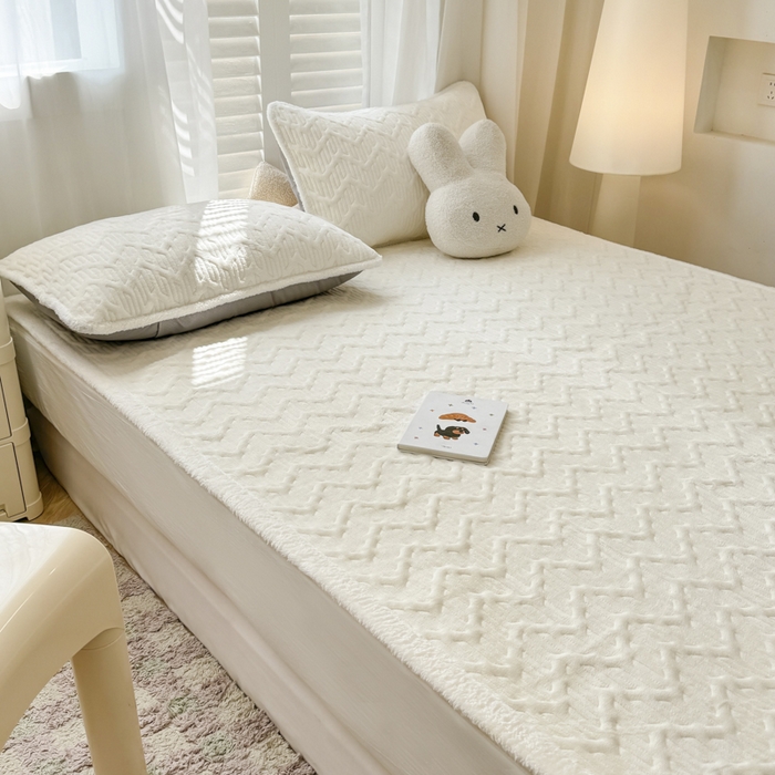 91家纺网 家纺一手货源 找家纺 子曰 2024新款牛奶绒夹棉床垫三件套 优雅白