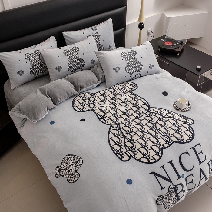 91家纺网 家纺一手货源 找家纺 摩卡（乐趣） 2024新款高克重牛奶绒大版印花四件套 萌迪