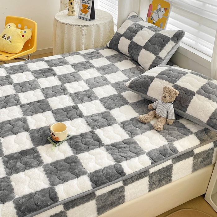 91家纺网 家纺一手货源 找家纺 叠派家纺 2024款秋冬北极绒加厚夹棉床笠三件套印花泰迪绒床垫保护罩-格子系列 灰