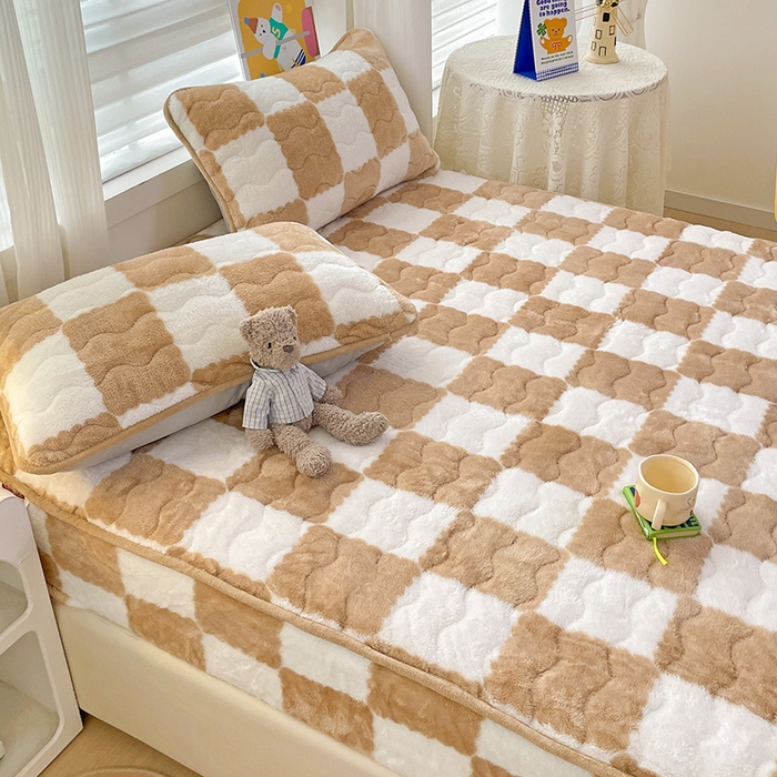 91家纺网 家纺一手货源 找家纺 叠派家纺 2024款秋冬北极绒加厚夹棉床笠三件套印花泰迪绒床垫保护罩-格子系列 咖