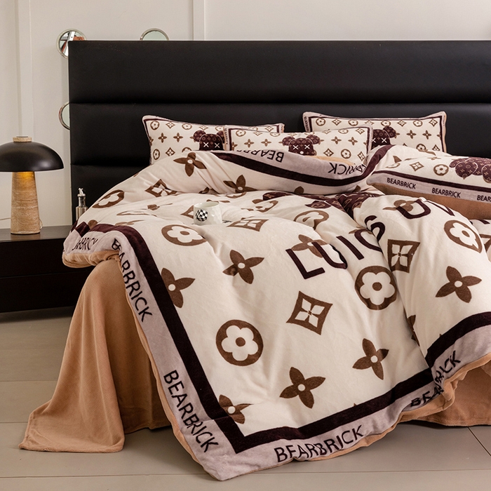 91家纺网 家纺一手货源 找家纺 摩卡（乐趣） 2024新款高克重牛奶绒大版印花四件套 熊仔咖