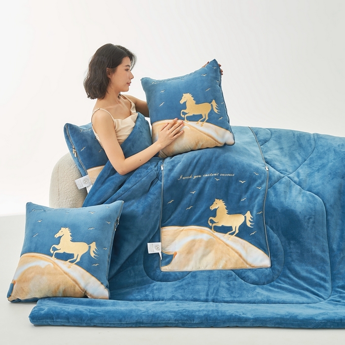 91家纺网 家纺一手货源 找家纺 照世家纺 2024新款牛奶绒策马奔腾抱枕被系列（控价72、92、139、169、219） 宝石蓝