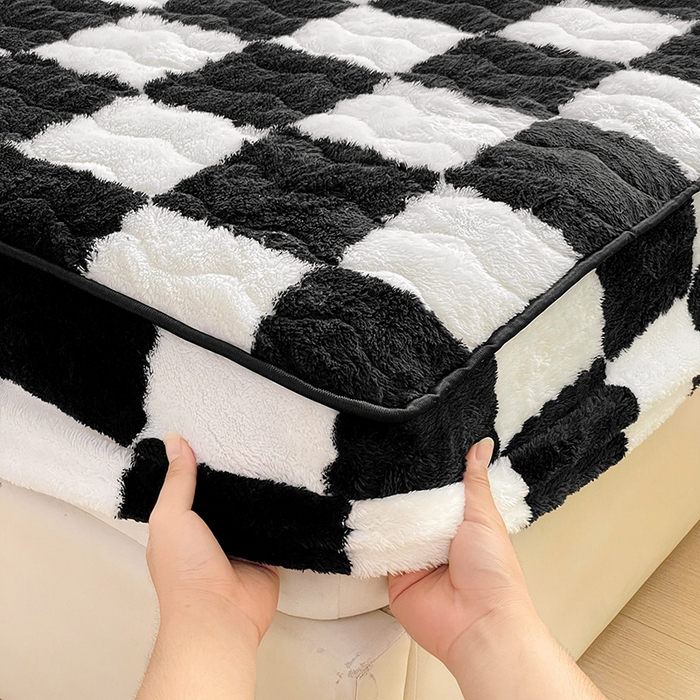 91家纺网 家纺一手货源 找家纺 叠派家纺 2024款秋冬北极绒加厚夹棉床笠三件套印花泰迪绒床垫保护罩-格子系列 黑