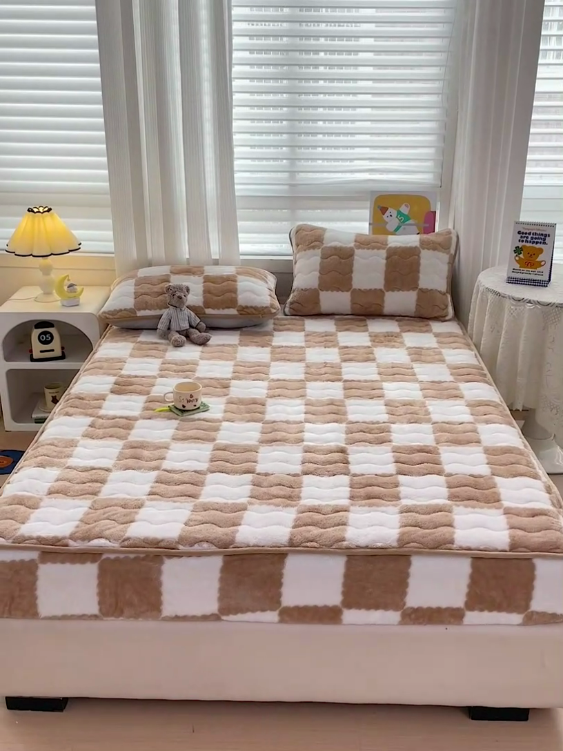 91家纺网 家纺一手货源 找家纺 叠派家纺 2024款秋冬北极绒加厚夹棉床笠三件套印花泰迪绒床垫保护罩-格子系列 咖