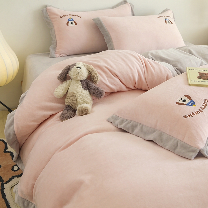 91家纺网 家纺一手货源 找家纺 大渔生活 2025新款高克重卡通牛奶绒刺绣四件套--耶耶狗 耶耶狗-粉