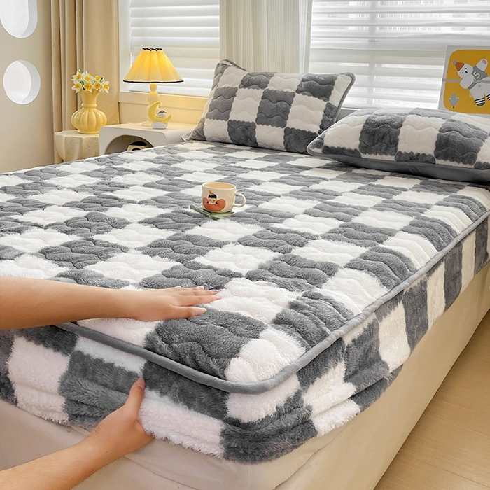 91家纺网 家纺一手货源 找家纺 叠派家纺 2024款秋冬北极绒加厚夹棉床笠三件套印花泰迪绒床垫保护罩-格子系列 灰