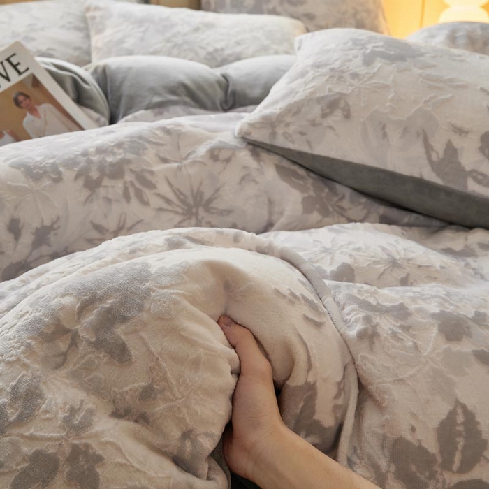 91家纺网 家纺一手货源 找家纺 鑫琪莱家纺 2024新款着色烂花牛奶绒四件套 花涧-水墨