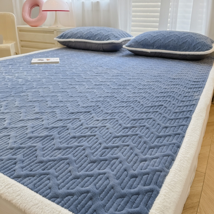 91家纺网 家纺一手货源 找家纺 子曰 2024新款牛奶绒夹棉床垫三件套 宾利蓝