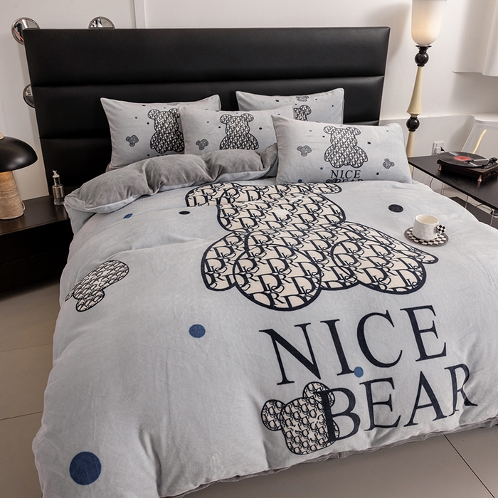 91家纺网 家纺一手货源 找家纺 摩卡（乐趣） 2024新款高克重牛奶绒大版印花四件套 萌迪