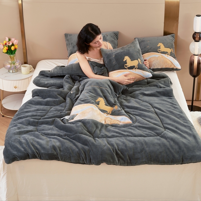 91家纺网 家纺一手货源 找家纺 照世家纺 2024新款牛奶绒策马奔腾抱枕被系列（控价72、92、139、169、219） 深灰