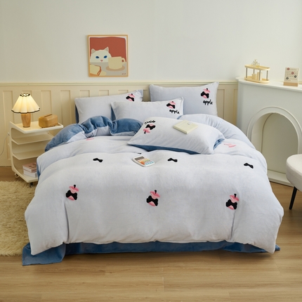 91家纺网 家纺一手货源 找家纺 鑫琪莱家纺 2024新款卡通毛巾绣牛奶绒四件套 平安果-浅蓝宝蓝