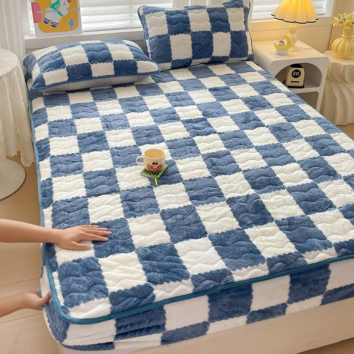 91家纺网 家纺一手货源 找家纺 叠派家纺 2024款秋冬北极绒加厚夹棉床笠三件套印花泰迪绒床垫保护罩-格子系列 蓝