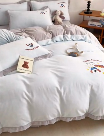 91家纺网 家纺一手货源 找家纺 大渔生活 2025新款高克重卡通牛奶绒刺绣四件套--耶耶狗 耶耶狗-蓝