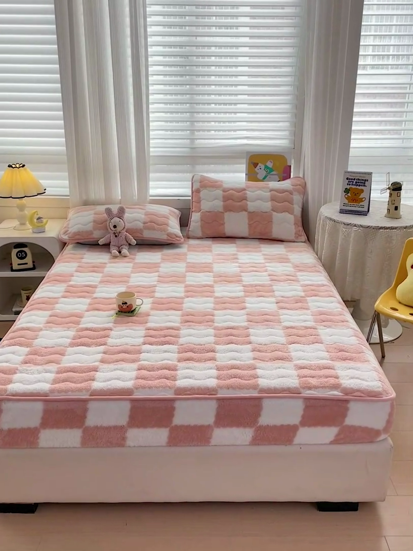 91家纺网 家纺一手货源 找家纺 叠派家纺 2024款秋冬北极绒加厚夹棉床笠三件套印花泰迪绒床垫保护罩-格子系列 粉