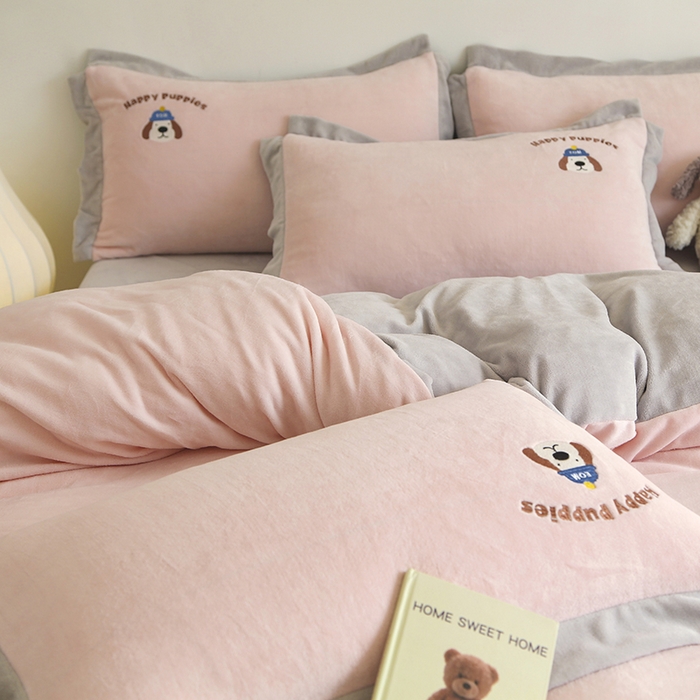 91家纺网 家纺一手货源 找家纺 大渔生活 2025新款高克重卡通牛奶绒刺绣四件套--耶耶狗 耶耶狗-粉