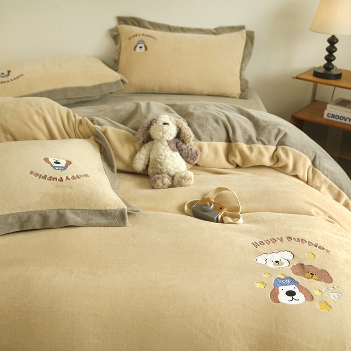 91家纺网 家纺一手货源 找家纺 大渔生活 2025新款高克重卡通牛奶绒刺绣四件套--耶耶狗 耶耶狗-黄