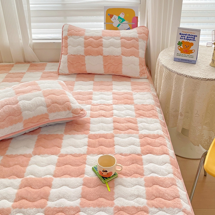 91家纺网 家纺一手货源 找家纺 叠派家纺 2024款秋冬北极绒加厚夹棉床笠三件套印花泰迪绒床垫保护罩-格子系列 粉