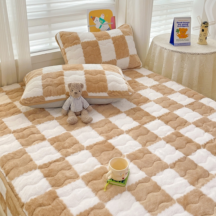 91家纺网 家纺一手货源 找家纺 叠派家纺 2024款秋冬北极绒加厚夹棉床笠三件套印花泰迪绒床垫保护罩-格子系列 咖