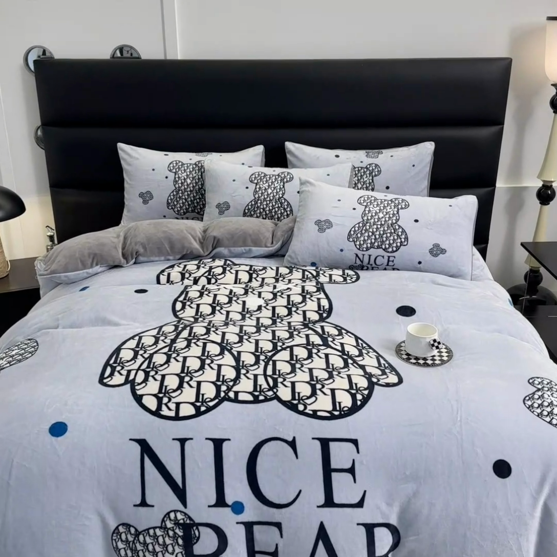 91家纺网 家纺一手货源 找家纺 摩卡（乐趣） 2024新款高克重牛奶绒大版印花四件套 萌迪