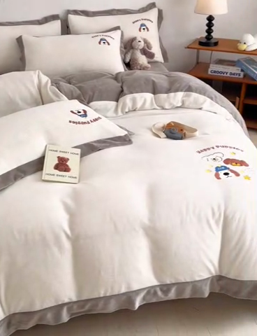 91家纺网 家纺一手货源 找家纺 大渔生活 2025新款高克重卡通牛奶绒刺绣四件套--耶耶狗 耶耶狗-白