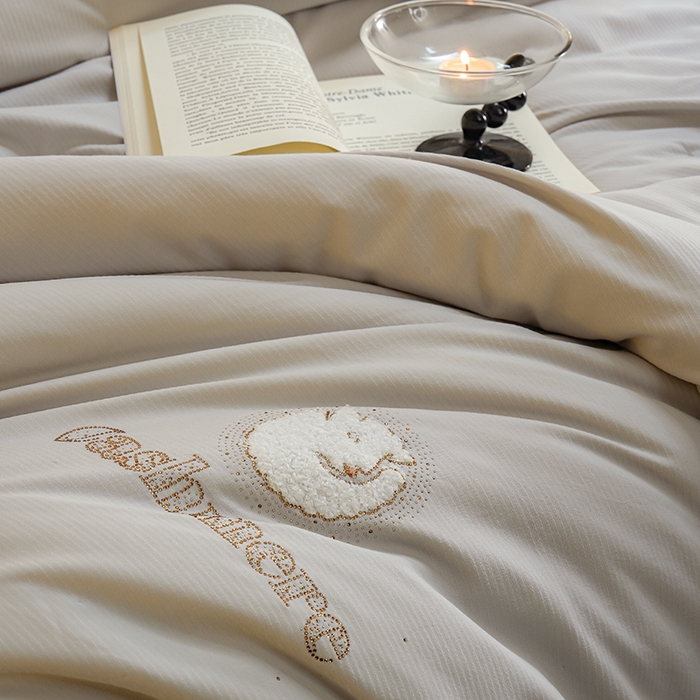 91家纺网 家纺一手货源 找家纺 丽卡家纺（原丽卡家纺） 2024新款7A抗菌艾阳棉提花知梦羊绒蛋白春秋被子被芯 雅致灰