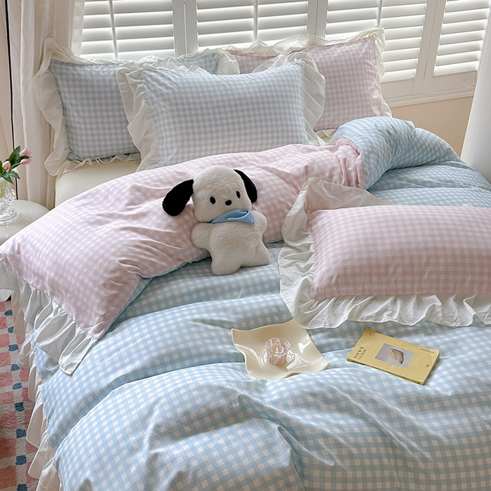 91家纺网 家纺一手货源 找家纺 桃心家居 2024新款A类亲肤舒适软糯云柔水洗棉化纤韩版奶油格子撞色水洗棉系列四件套 水洗棉花边-H蓝格粉格