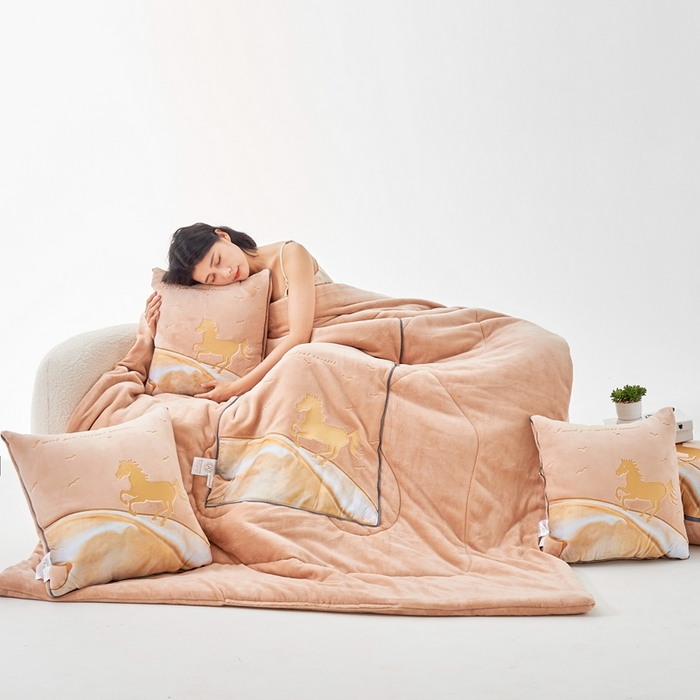 91家纺网 家纺一手货源 找家纺 照世家纺 2024新款牛奶绒策马奔腾抱枕被系列（控价72、92、139、169、219） 驼色