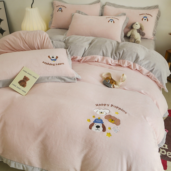 91家纺网 家纺一手货源 找家纺 大渔生活 2025新款高克重卡通牛奶绒刺绣四件套--耶耶狗 耶耶狗-粉