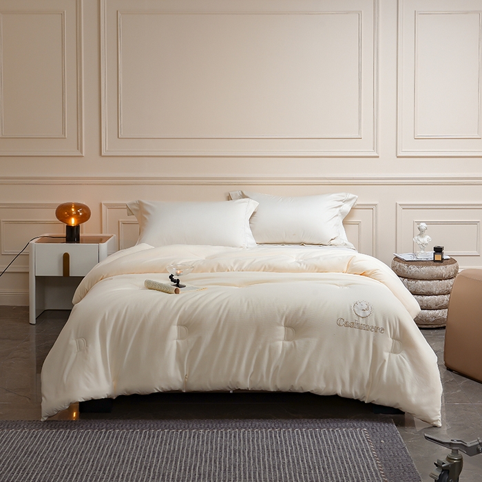 91家纺网 家纺一手货源 找家纺 丽卡家纺（原丽卡家纺） 2024新款7A抗菌艾阳棉提花知梦羊绒蛋白春秋被子被芯 象牙白