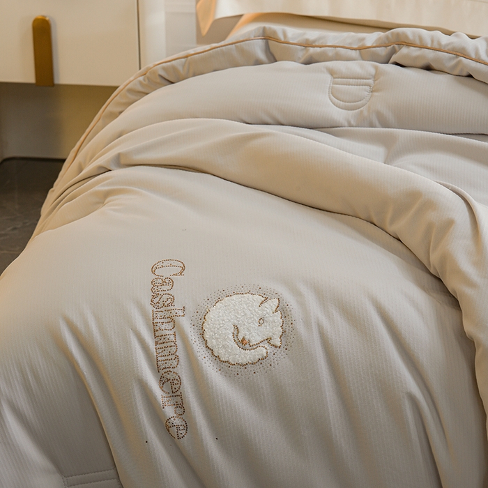 91家纺网 家纺一手货源 找家纺 丽卡家纺（原丽卡家纺） 2024新款7A抗菌艾阳棉提花知梦羊绒蛋白春秋被子被芯 雅致灰