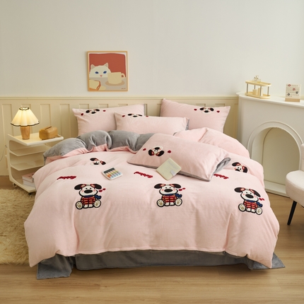 91家纺网 家纺一手货源 找家纺 鑫琪莱家纺 2024新款卡通毛巾绣牛奶绒四件套 幸福狗-浅粉浅灰