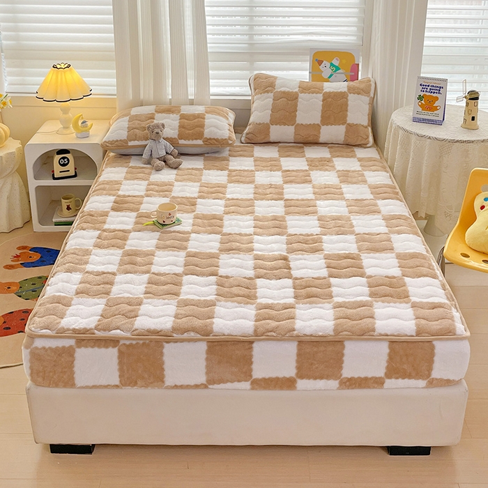 91家纺网 家纺一手货源 找家纺 叠派家纺 2024款秋冬北极绒加厚夹棉床笠三件套印花泰迪绒床垫保护罩-格子系列 咖