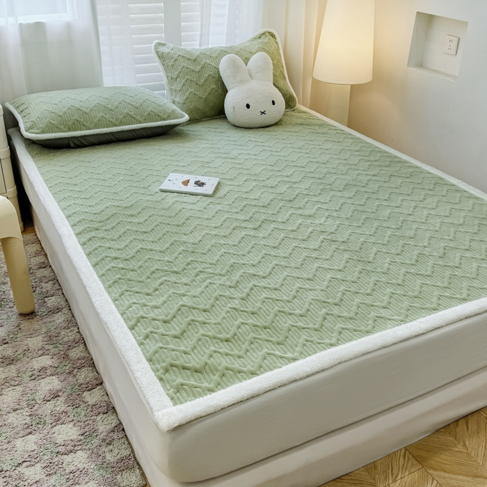 91家纺网 家纺一手货源 找家纺 子曰 2024新款牛奶绒夹棉床垫三件套 绿梵