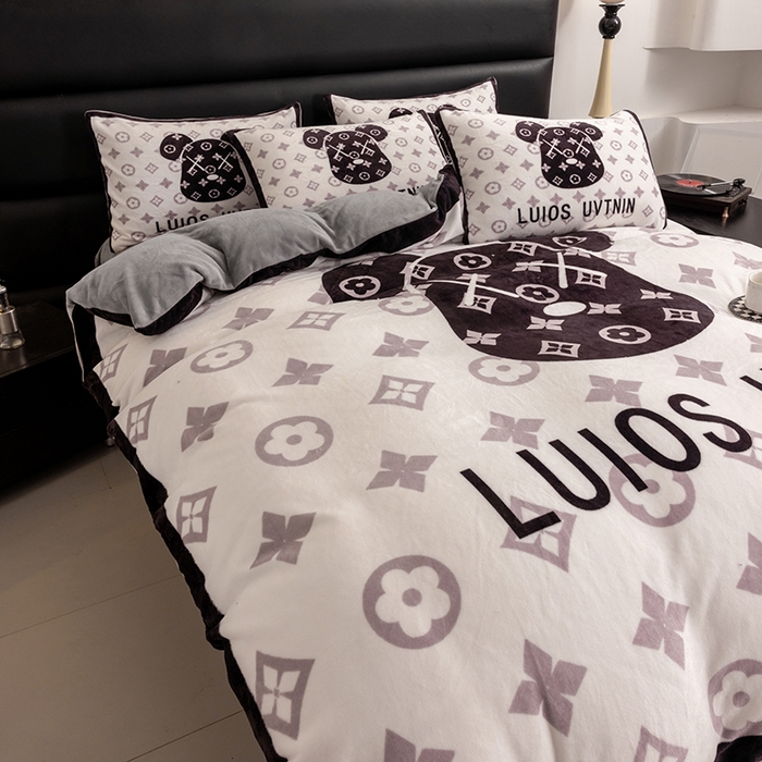 91家纺网 家纺一手货源 找家纺 摩卡（乐趣） 2024新款高克重牛奶绒大版印花四件套 熊头白