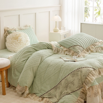 91家纺网 家纺一手货源 找家纺 （总）菊上家纺 2025新款小香风雕花牛奶绒蕾丝床盖款四件套-芭莎系列