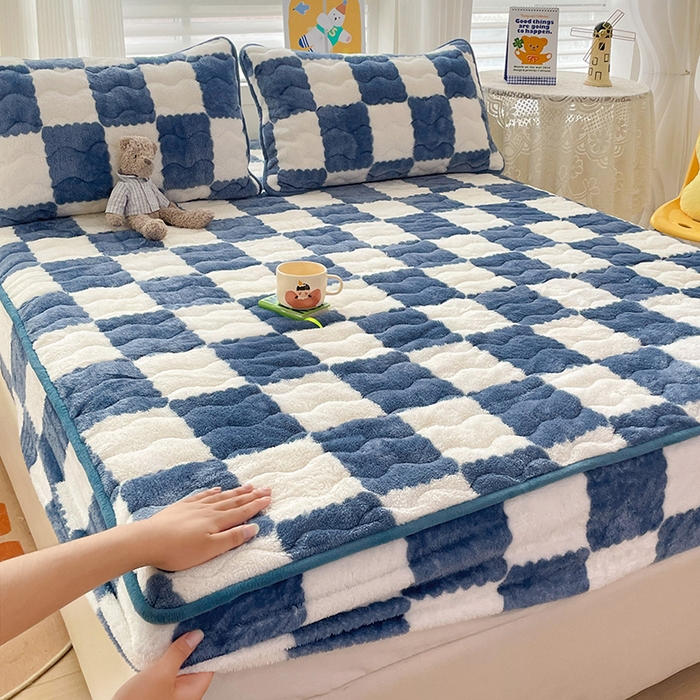 91家纺网 家纺一手货源 找家纺 叠派家纺 2024款秋冬北极绒加厚夹棉床笠三件套印花泰迪绒床垫保护罩-格子系列 蓝
