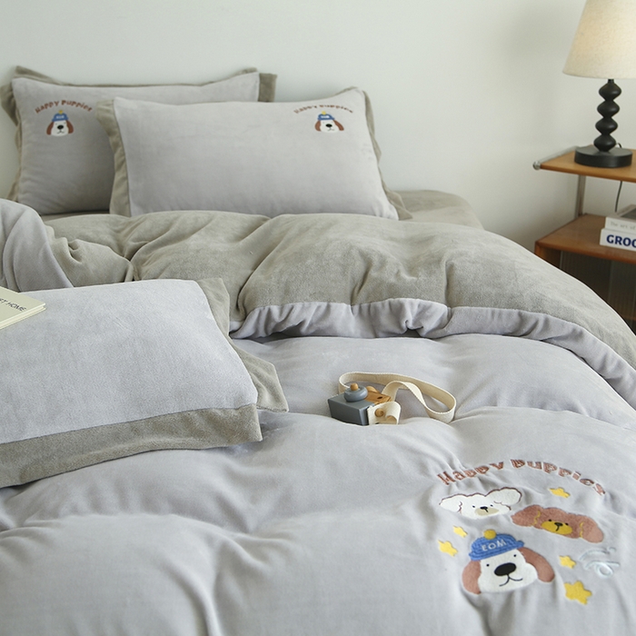 91家纺网 家纺一手货源 找家纺 大渔生活 2025新款高克重卡通牛奶绒刺绣四件套--耶耶狗 耶耶狗-灰