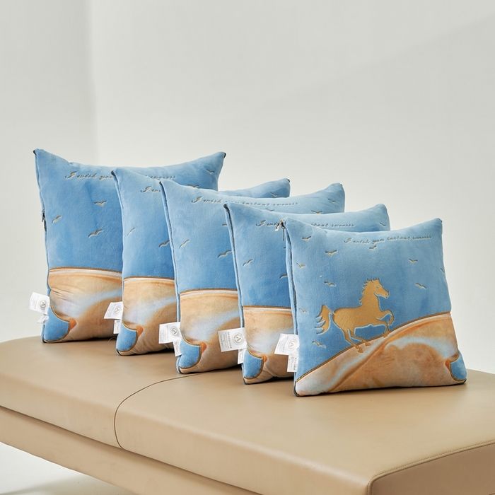 91家纺网 家纺一手货源 找家纺 照世家纺 2024新款牛奶绒策马奔腾抱枕被系列（控价72、92、139、169、219） 天空蓝