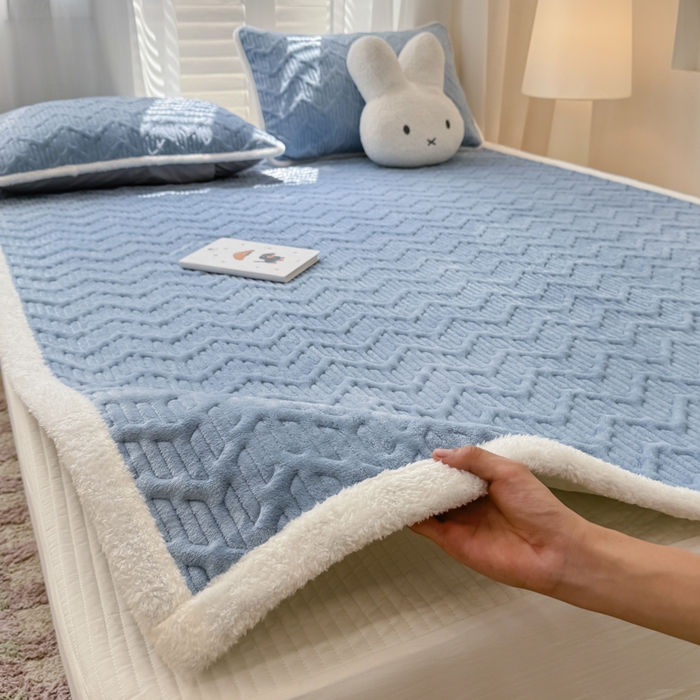 91家纺网 家纺一手货源 找家纺 子曰 2024新款牛奶绒夹棉床垫三件套 天空蓝