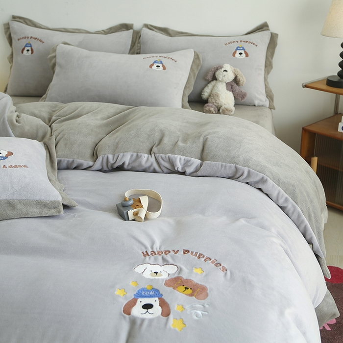 91家纺网 家纺一手货源 找家纺 大渔生活 2025新款高克重卡通牛奶绒刺绣四件套--耶耶狗 耶耶狗-灰
