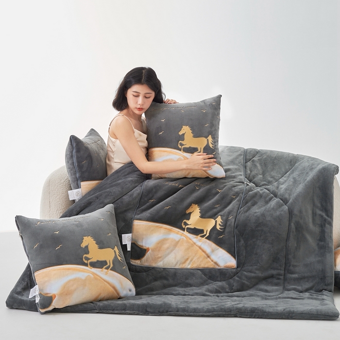 91家纺网 家纺一手货源 找家纺 照世家纺 2024新款牛奶绒策马奔腾抱枕被系列（控价72、92、139、169、219） 深灰