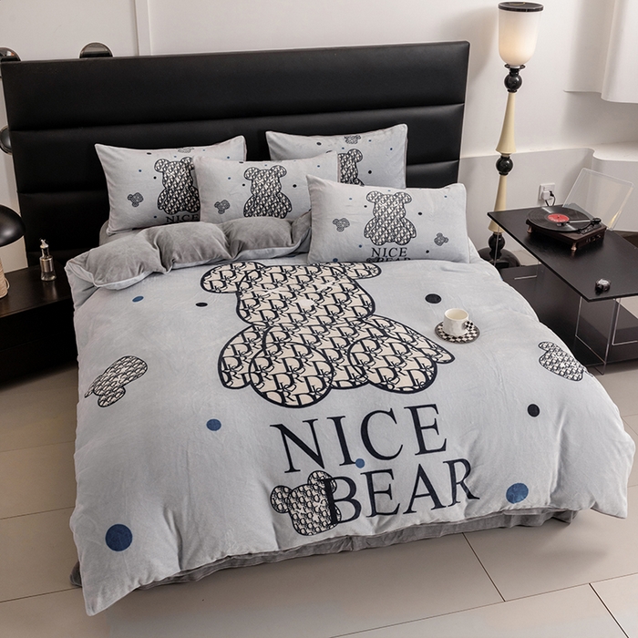 91家纺网 家纺一手货源 找家纺 摩卡（乐趣） 2024新款高克重牛奶绒大版印花四件套 萌迪