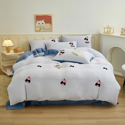 鑫琪莱家纺 2024新款卡通毛巾绣牛奶绒四件套 平安果-浅蓝宝蓝