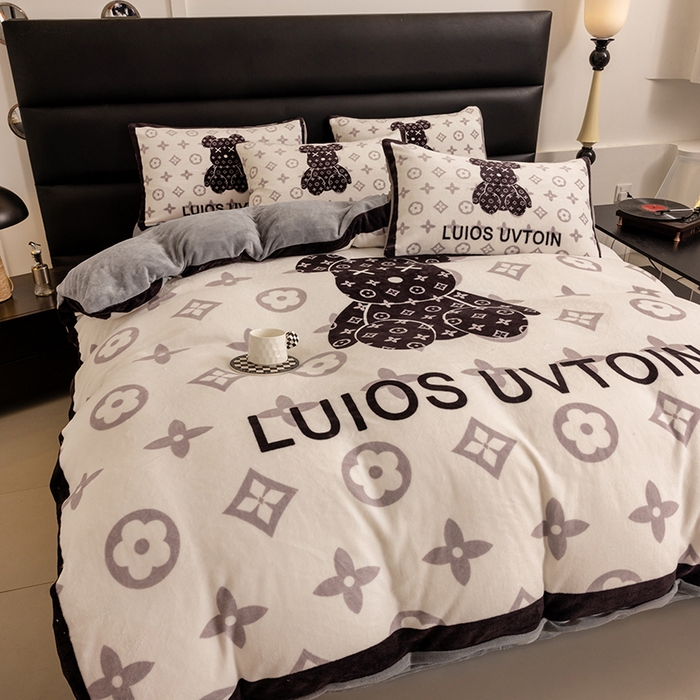 91家纺网 家纺一手货源 找家纺 摩卡（乐趣） 2024新款高克重牛奶绒大版印花四件套 熊仔白