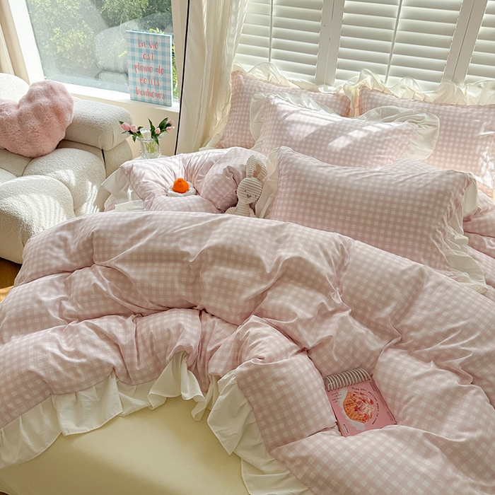 91家纺网 家纺一手货源 找家纺 桃心家居 2024新款A类亲肤舒适软糯云柔水洗棉化纤韩版奶油格子撞色水洗棉系列四件套 水洗棉花边-H粉粉格黄